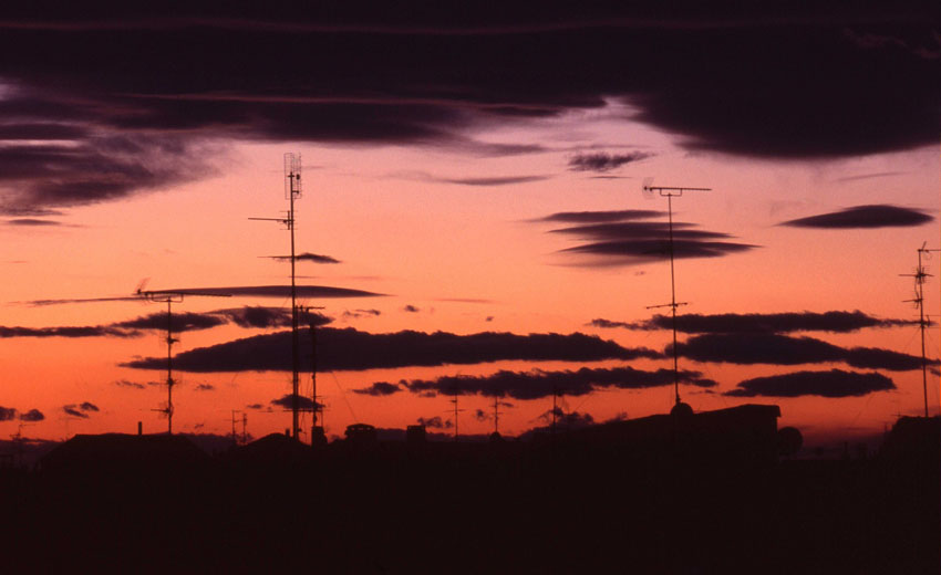 tramonto sui tetti prima del temporale