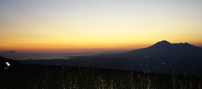 vesuvio in notturna