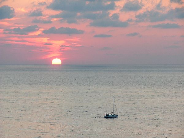 Barca a vela al tramonto