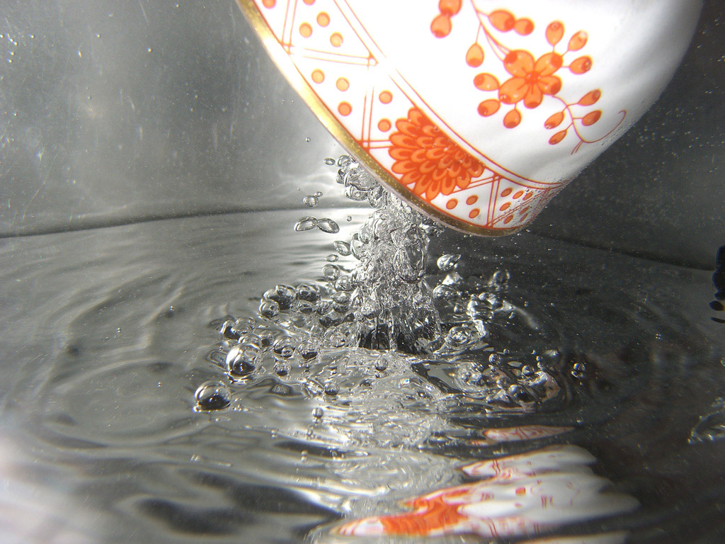 Tazza al rovescio in immersione