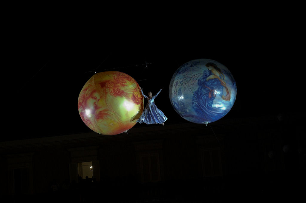 Ragazza tra due lune