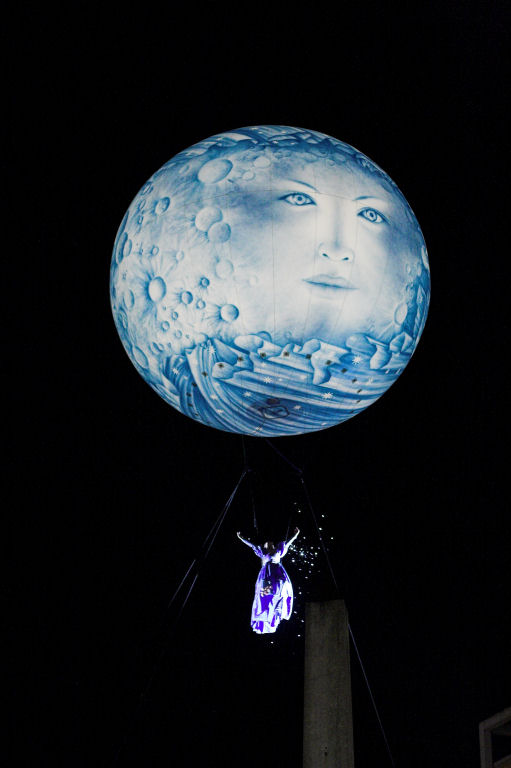 Ragazza appesa al pallone
