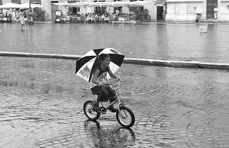 Felice sotto la pioggia