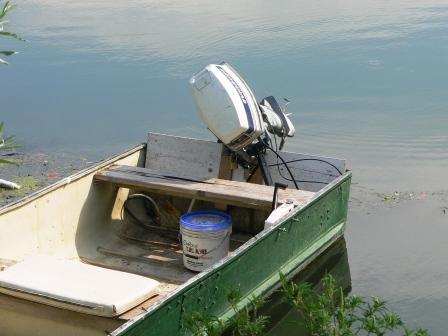 mezza barca nascosta