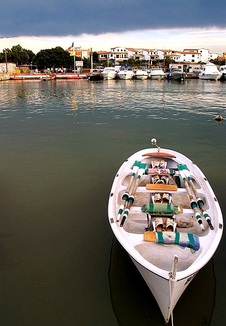 barca sotto cielo plumbeo