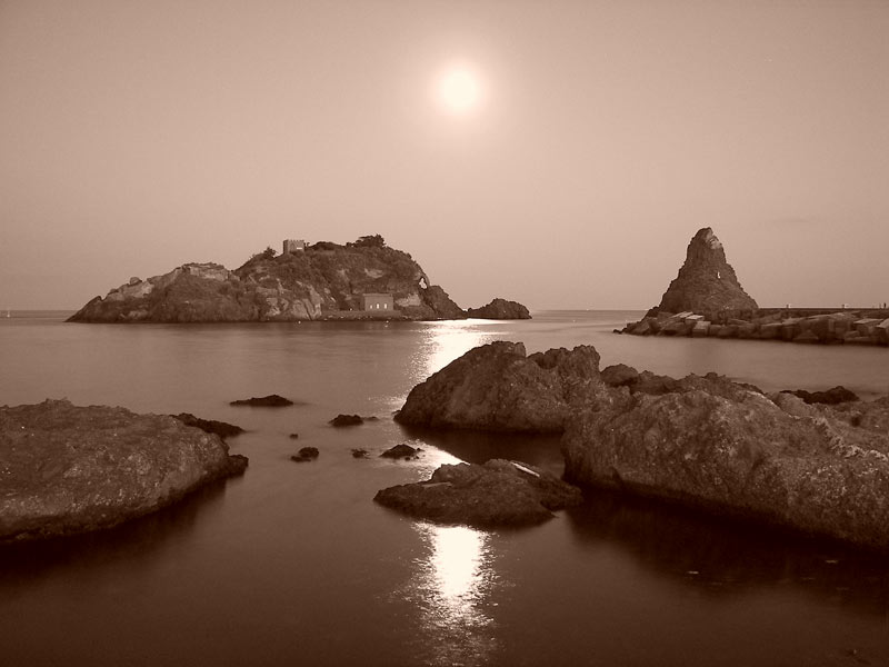 L'isola Lachea e il Faraglione Grande