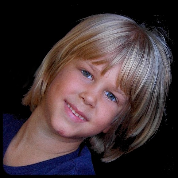 pi� il tempo passa.... pi� la fotografia mi affascina! mi capita spesso di fare delle foto e non esprimino  felicita... ma in questa foto il sorriso di un bambino da una felicit� nel possedere una macchina fotografica.