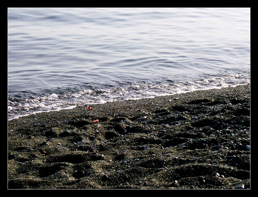 seduta in riva al mare