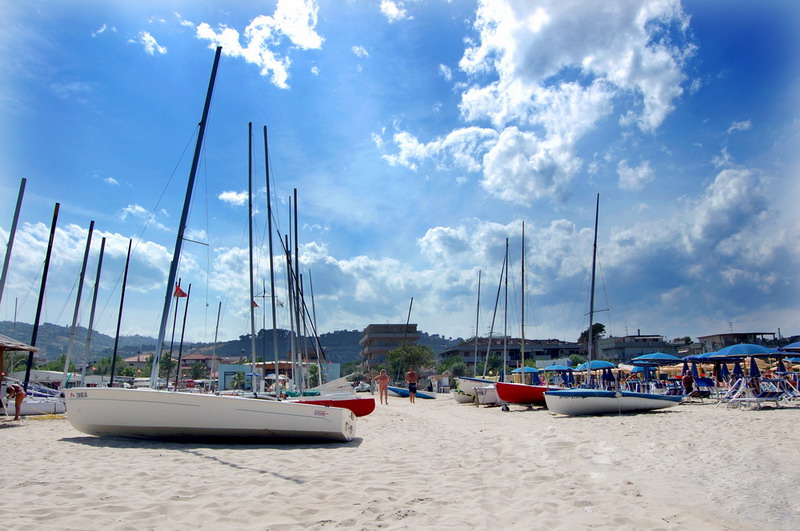 Barche a vela in spiaggia