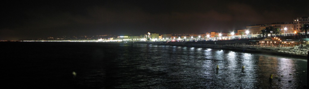 La spiaggia di Nizza di sera