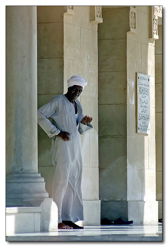 Egitto - Hurghada - Beduino davanti Moschea