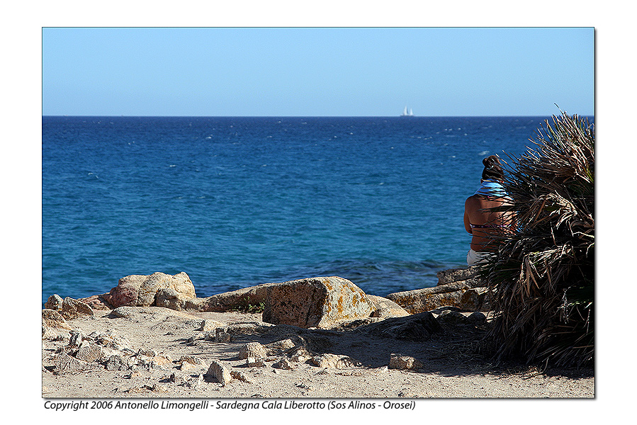 Osservando il mare e l'orizzonte