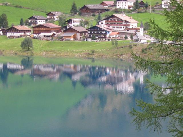 Paese e laghetto d'alpe