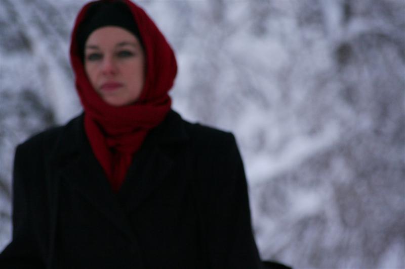 foulard sfocato indossato da una donna sfocata in un inverno sfocato