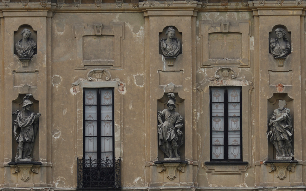 Ue tu, giu gli occhi dalle donne!  -  Perch� le vuoi tutte tu?!  -   Dai ragazzi, non perdiamo la faccia davanti alle dame!