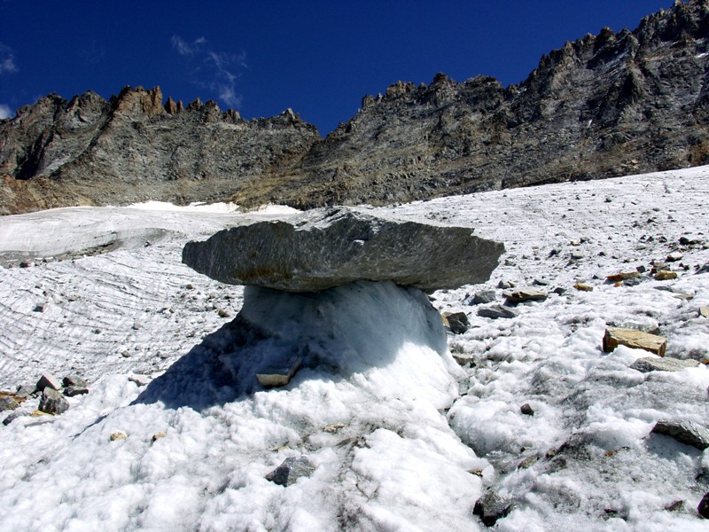 FUNGO DI GHIACCIO E MASSO