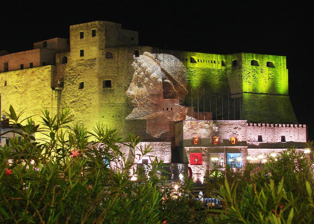 come per incanto tra i cespugli mi apparve quel castello