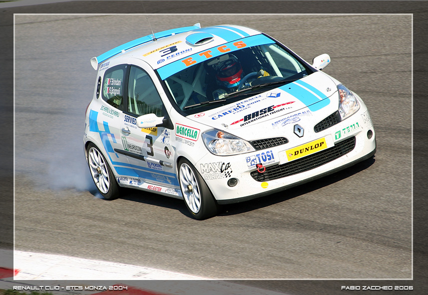 Renault Clio bloccaggio posteriore in parabolica