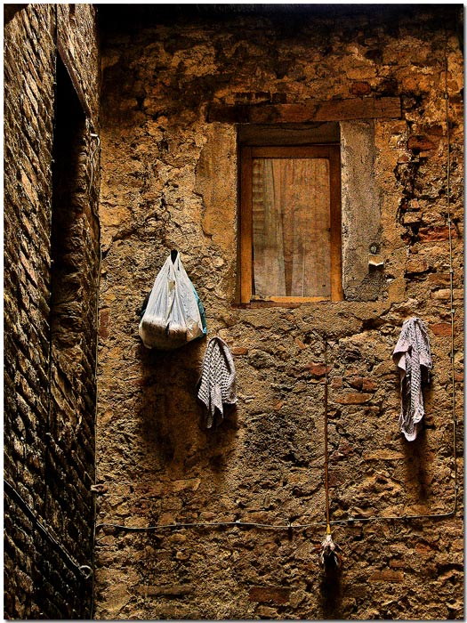 la finestra chiusa sul muro