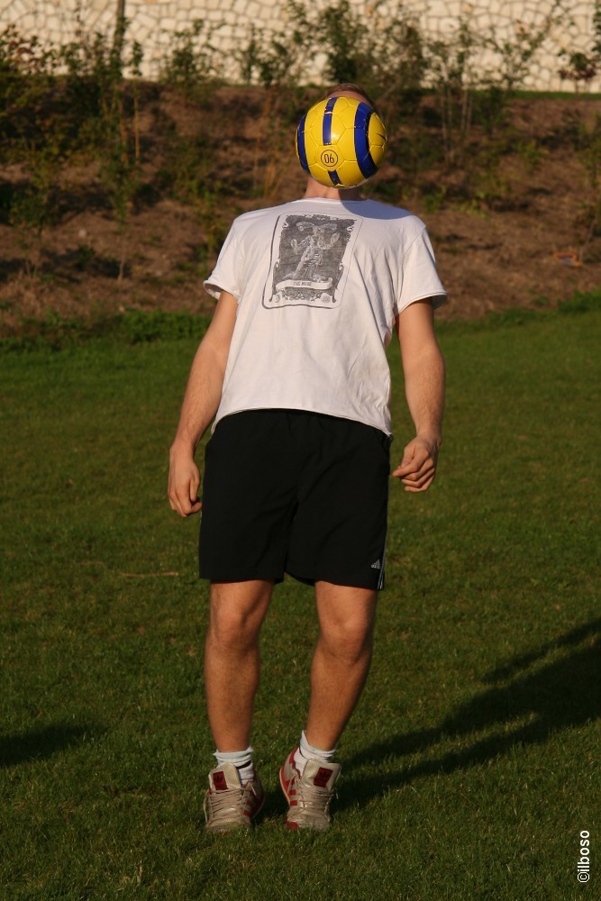 testa nel pallone