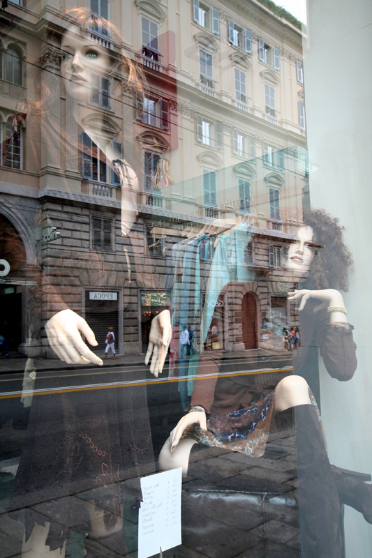 Genova, Via XX, Vetrine