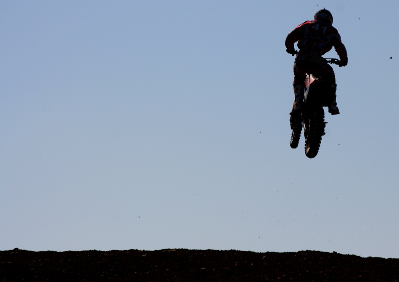 Motocross al controluce