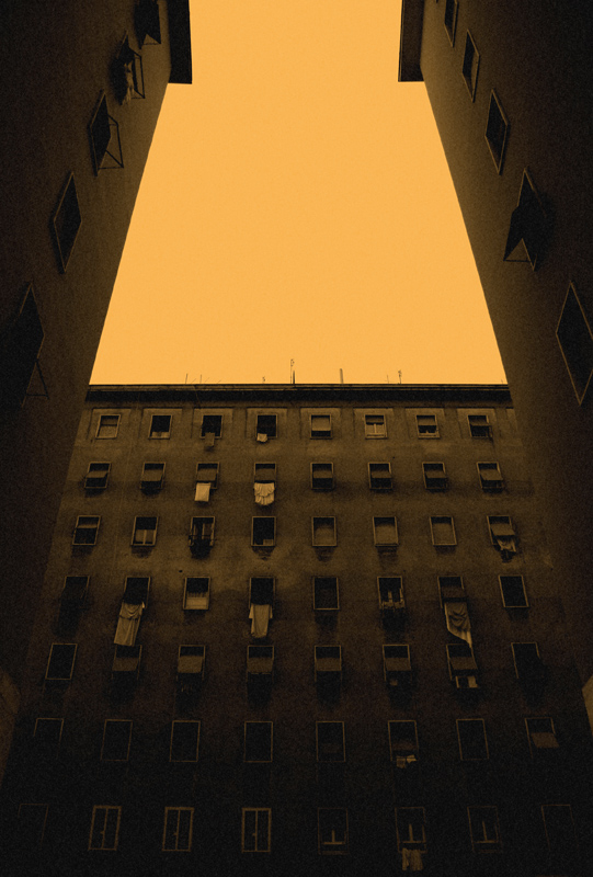 la maschera del panopticon dalle poltroncine bene..