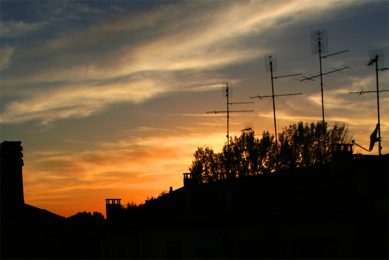 Dietro casa mia tramonta il Sole