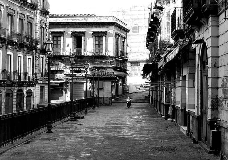 Il silenzio nel ricordo di un posto affollato