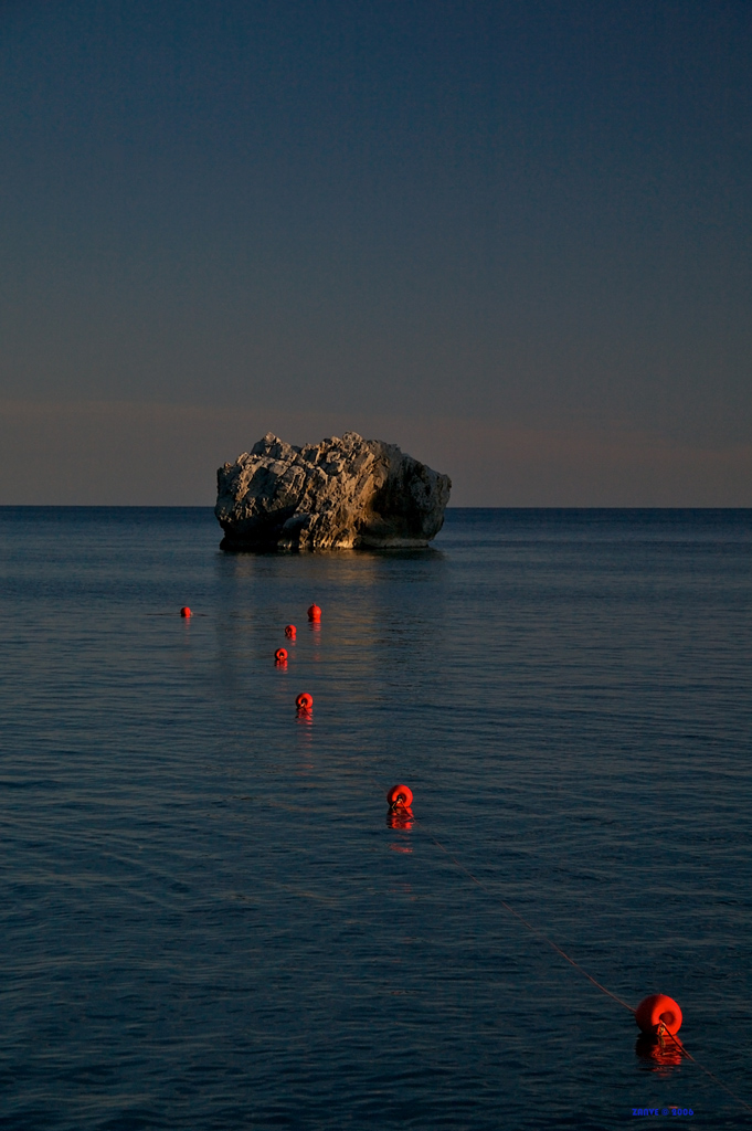 Scoglio e boe al tramonto (..per� che bel titolo!)