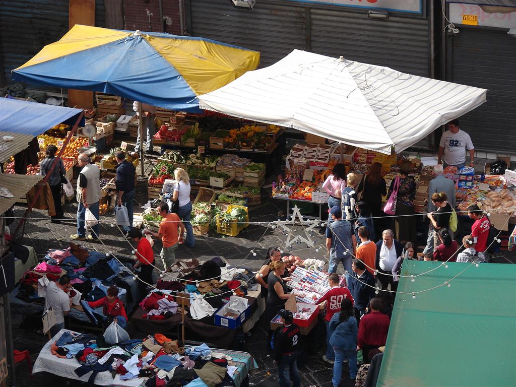 Frutta,verdura,sigarette e stracci ecco il commercio !!!