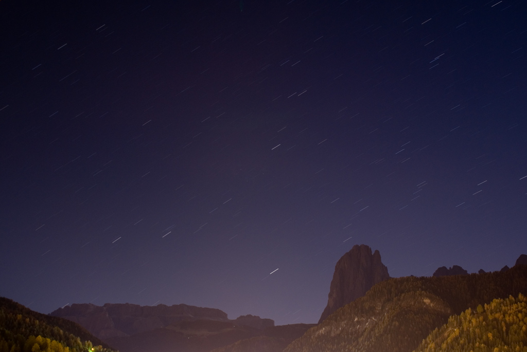 Notturna con Sassolungo e mare di stelle