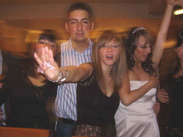 movimento inaspettato tra gli invitati