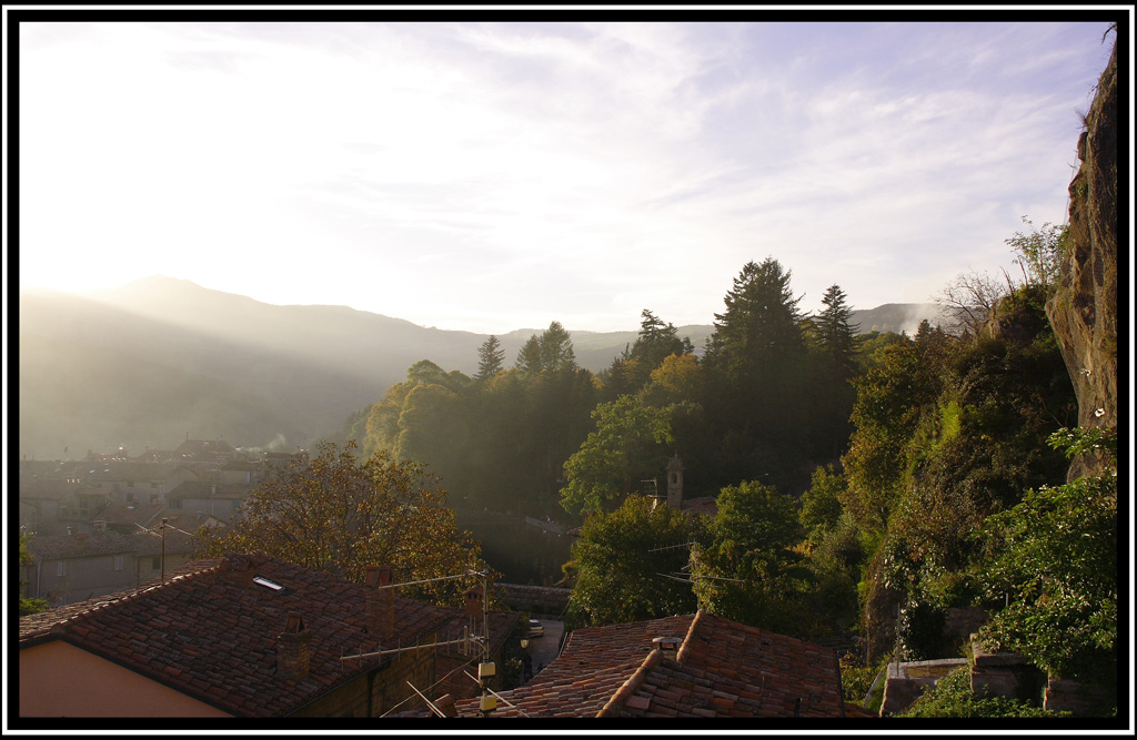 tramonto autunnale su borgo