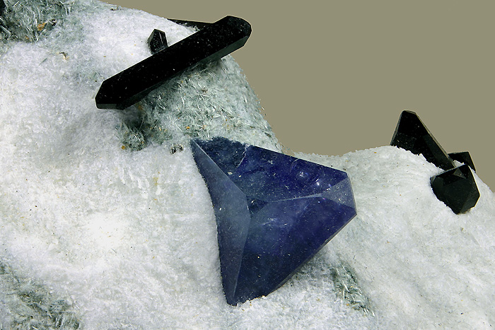 Benitoite con Neptunite