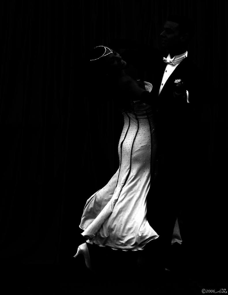 Sagome di ballerini nel nero