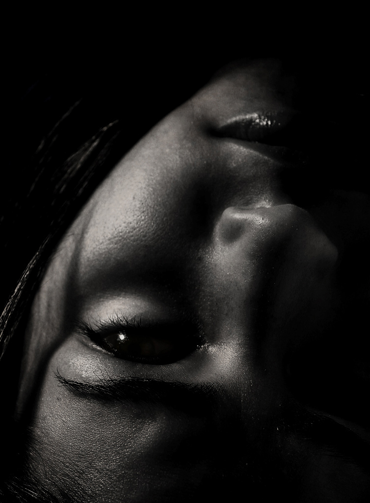 Dal buio, un'altra...