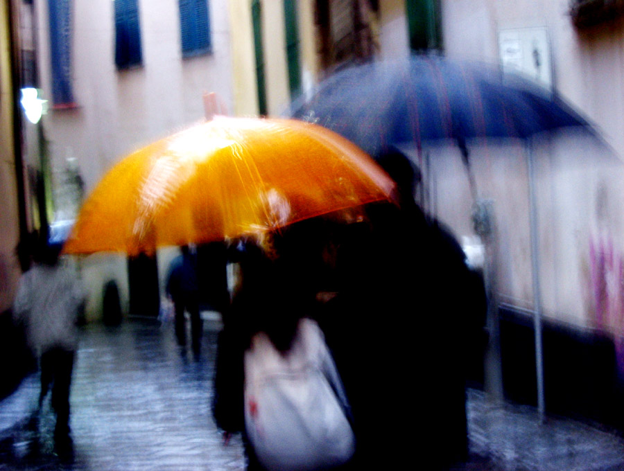 Camminando sotto la pioggia