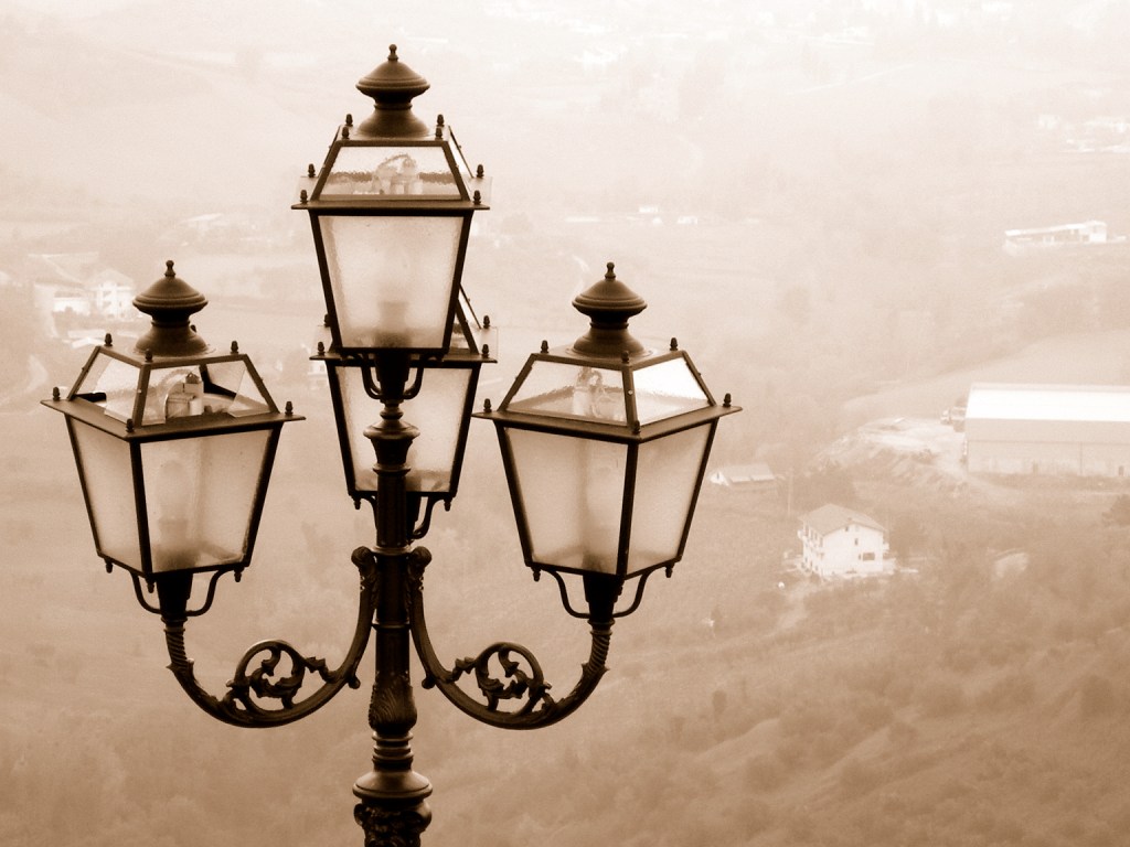lampione su valle e foschia