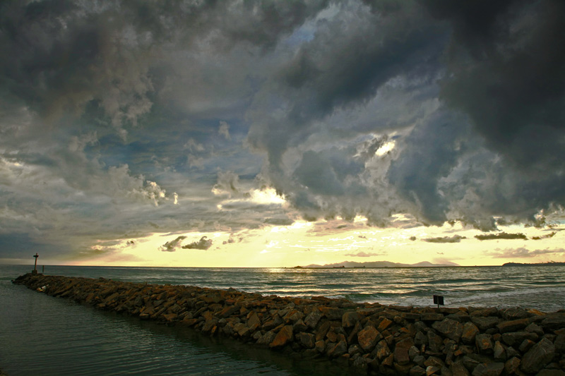 molo autunnale davanti l'isola d'elba