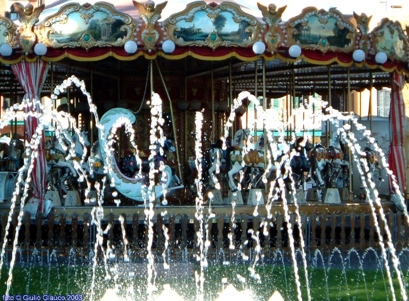 Fontana e giostra in piazza Bra a Verona