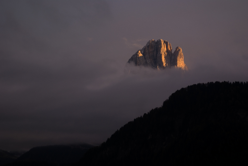 Sassolungo avvolto dalle nubi