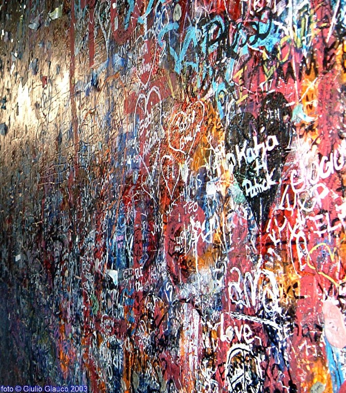 graffiti alla casa di giulietta a verona