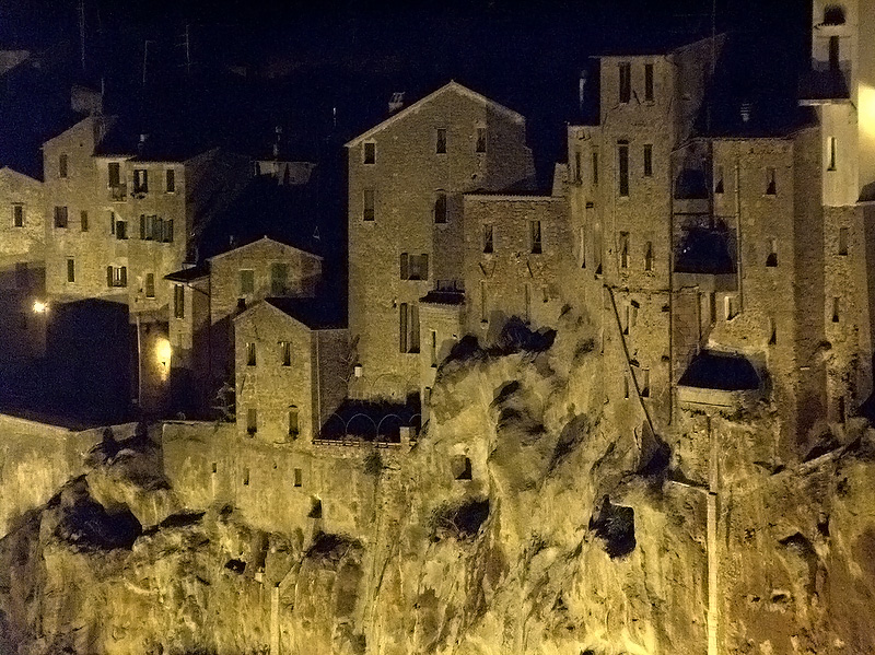 Pitigliano, notte di tufo