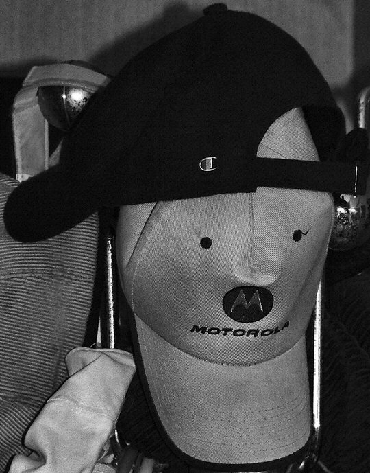 preadolescente triste con cappelino