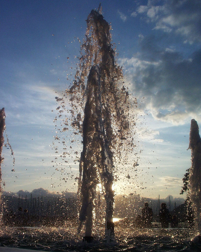Lerici - fontana della piazze centrale al tramonto