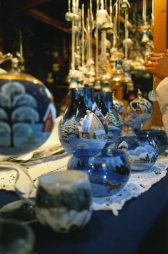 La neve sul vetro blu