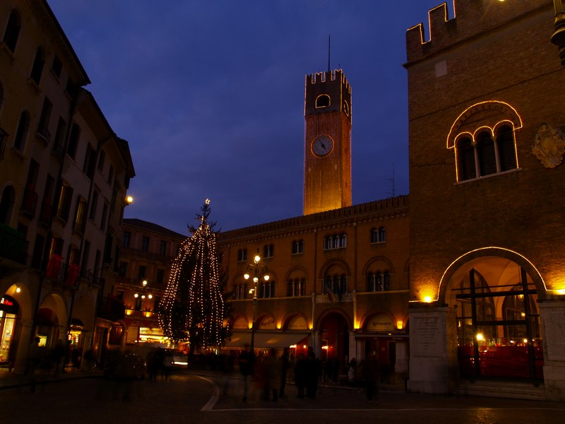 Piazza dei signori la sera
