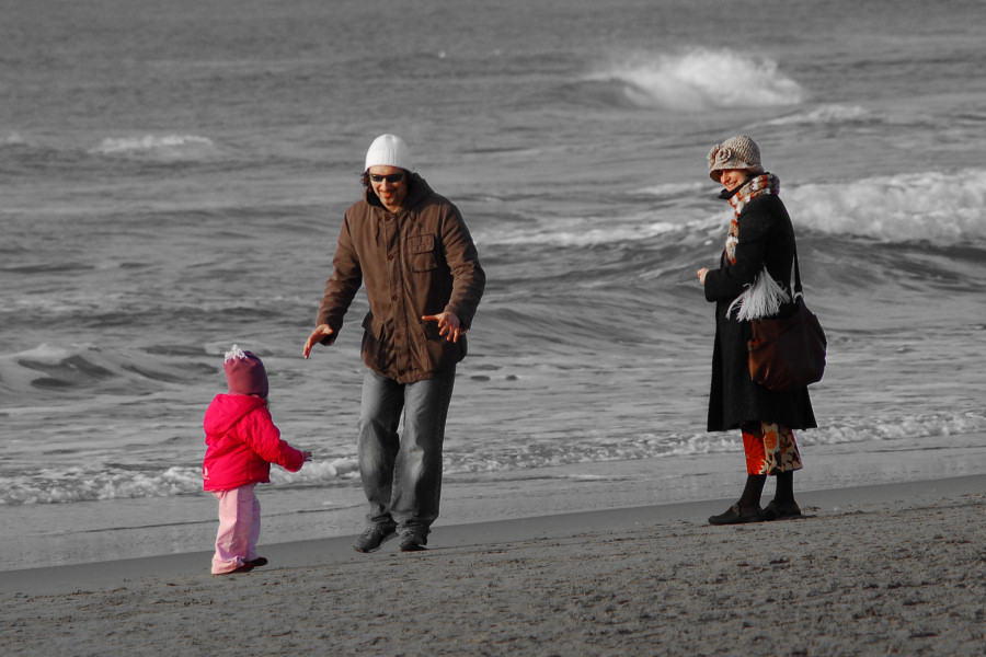 Giocando al mare d'inverno
