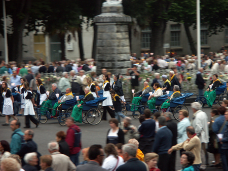 Sfilata dei malati a Lourdes